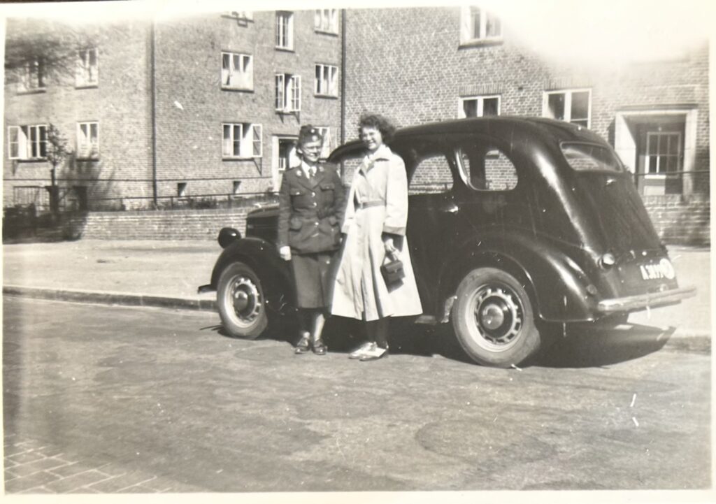 Elisabeth Knudsen har besøg fra Danmark i 1951. Det er hendes bil 😊