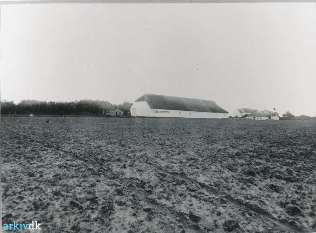 Foto: Annexgård i Tolne, Kirkevej. Bygninger t.h. fattighus. Ca 1920. Fra Arkiv.dk