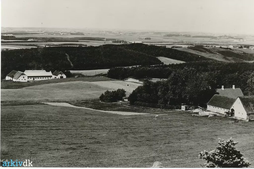 Tolne, udsigt mod VNV fra Tolne Bjerg.- tv. Vestergaard th. Østergaard