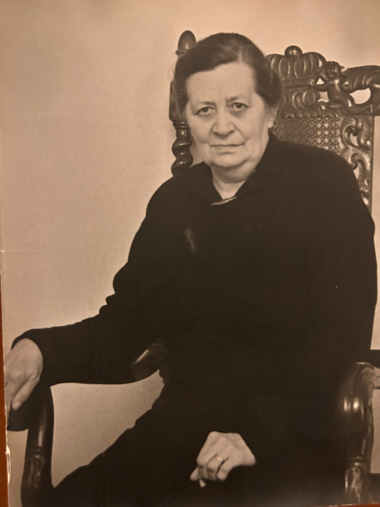 Thora Marie Petersen (født Madsen). Edel Stenders mor. Født 1894