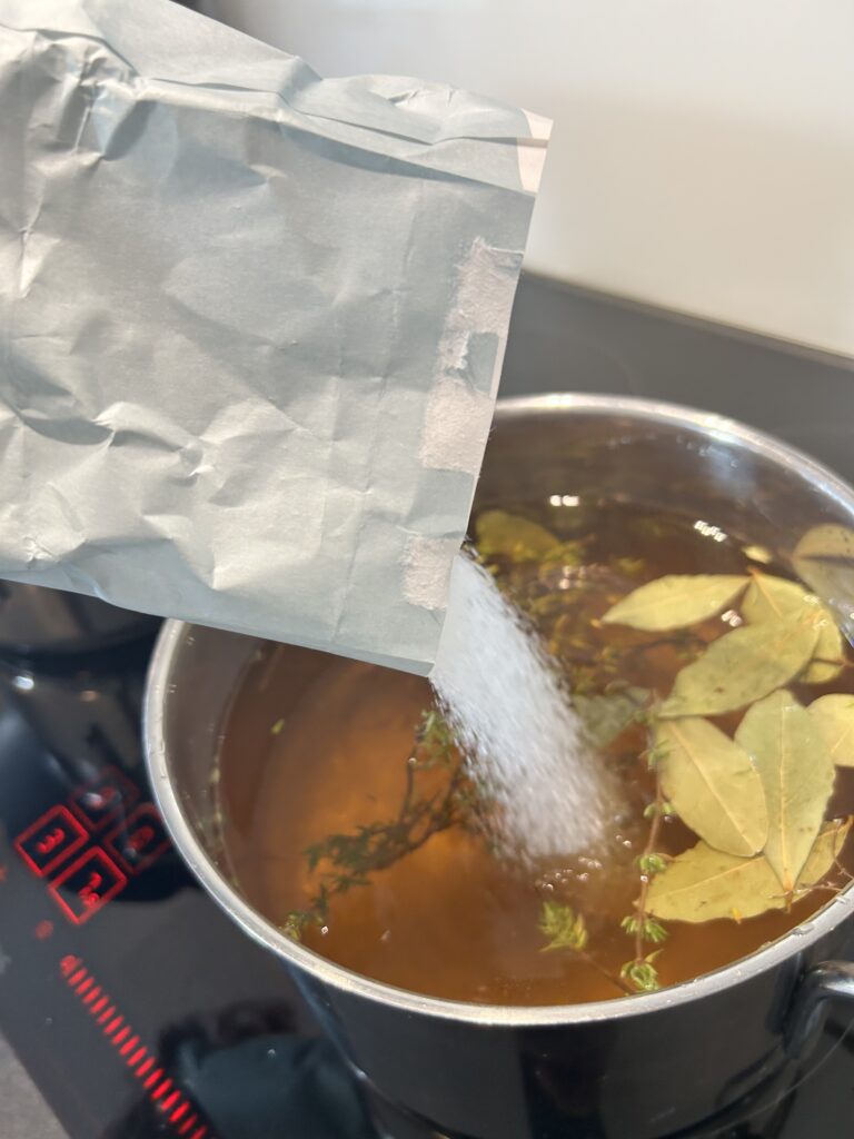 I denne opskrift koges lage til de syltede rødbeder mens rødbederne koger ved siden af